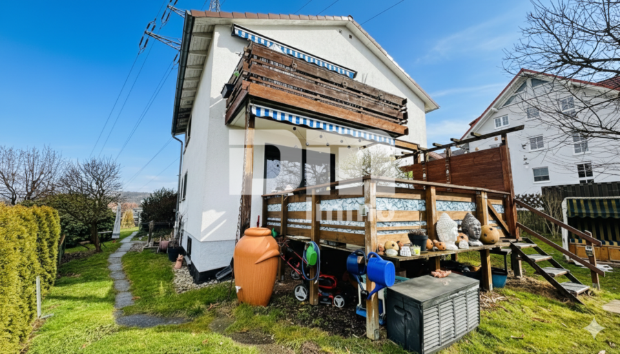 Schönes 1 bis 2 Familienwohnhaus mit großem Garten, Terrasse, Doppelgarage und Herkulesblick - Rückansicht / Terrasse / Balkon